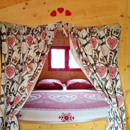 Holiday home Roulotte Atypique Calme Au Milieu De La Verdure