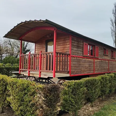Holiday home Roulotte Atypique Calme Au Milieu De La Verdure *